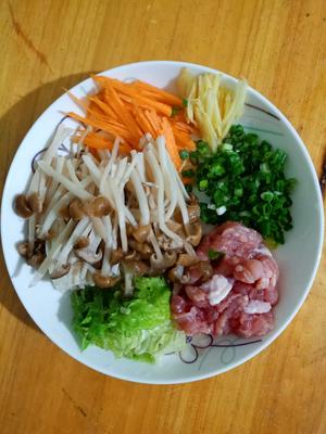 五色蘑菇瘦肉汤（清淡营养驱寒）的做法 步骤1