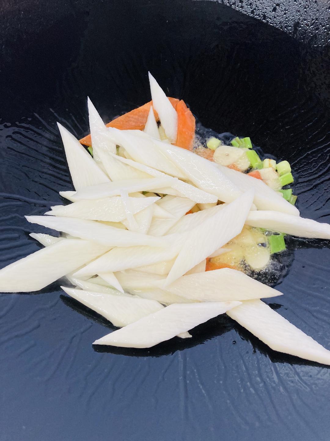 山藥青筍炒木耳的做法 步驟3