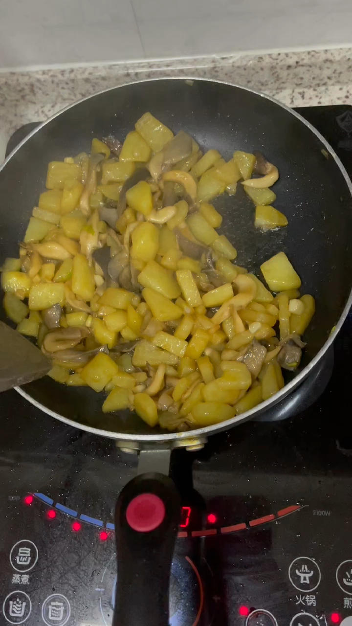 土豆片炒蘑菇