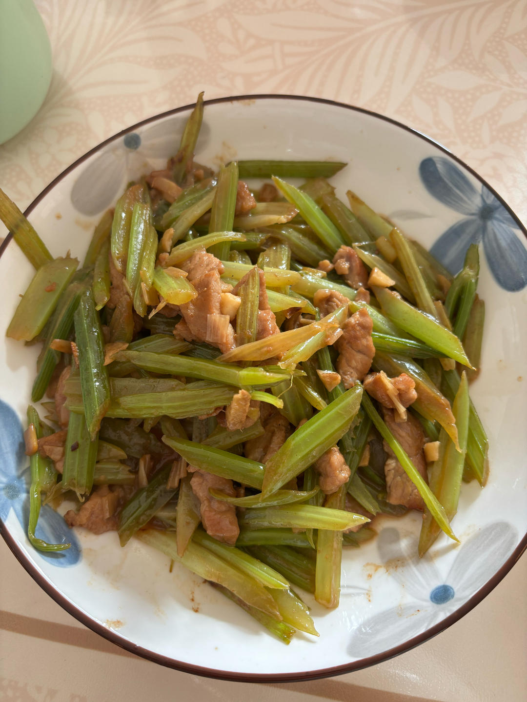 猪肉炒芹菜（小时候的家常菜）
