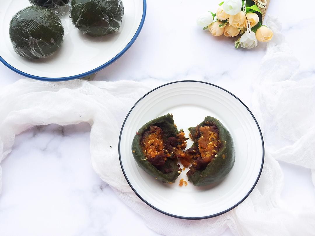 豆沙咸蛋黄肉松青团