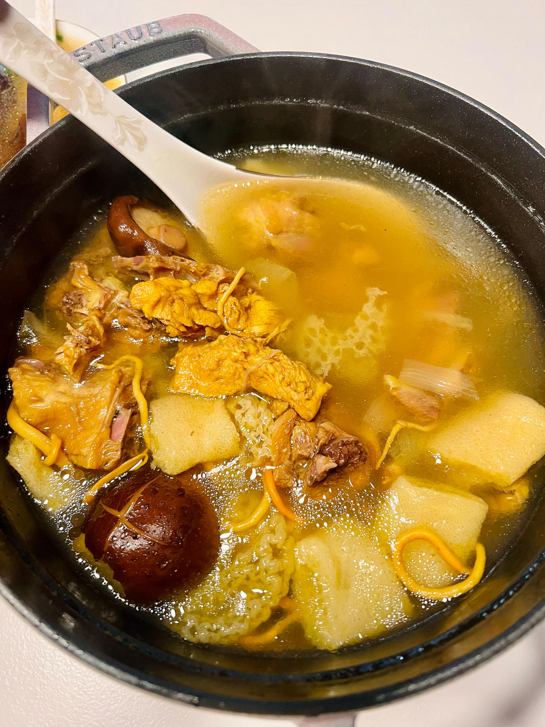 姬松茸竹荪菌菇鸡汤