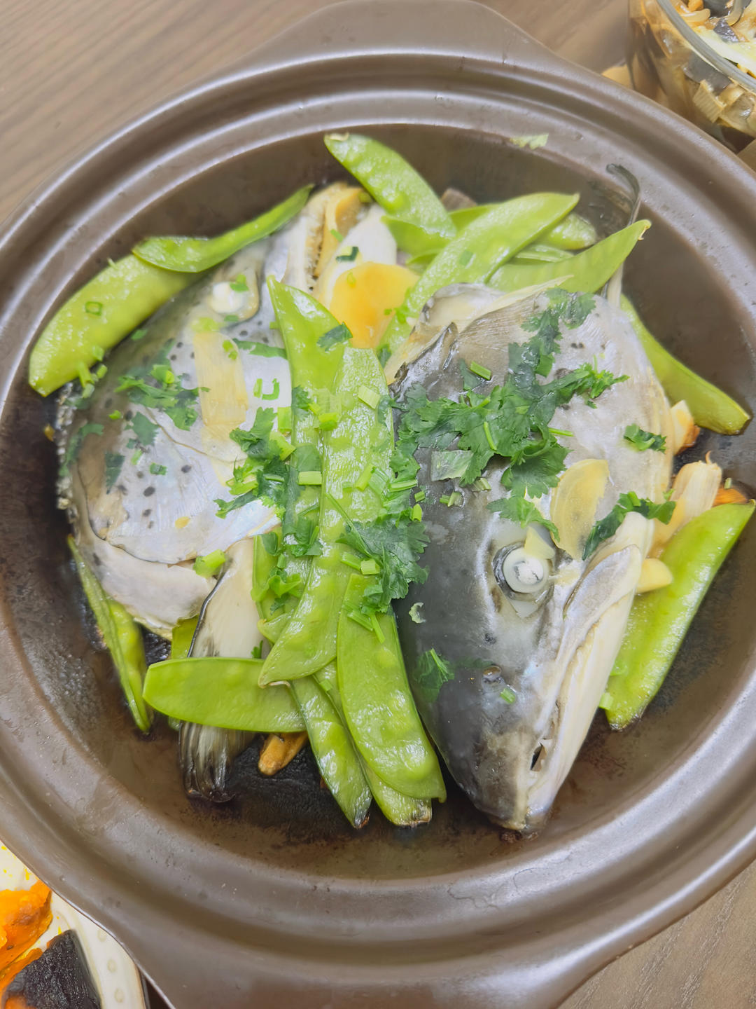 8分钟上桌的美食——砂锅三文鱼头煲