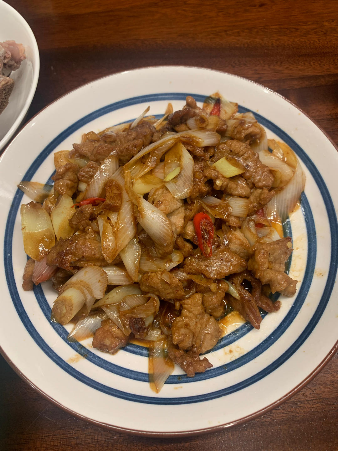 厨师长教你：“葱爆羊腿肉”的家常做法，葱香味浓，嫩而不膻