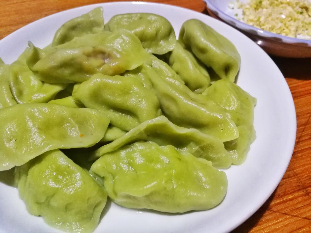 健康又清新的虾仁香菇胡萝卜馅儿的翡翠水饺