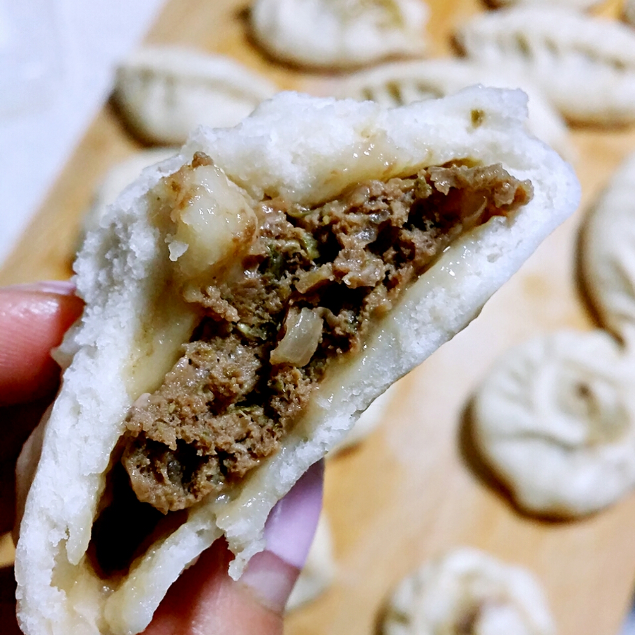 鲜美多汁的洋葱牛肉包子