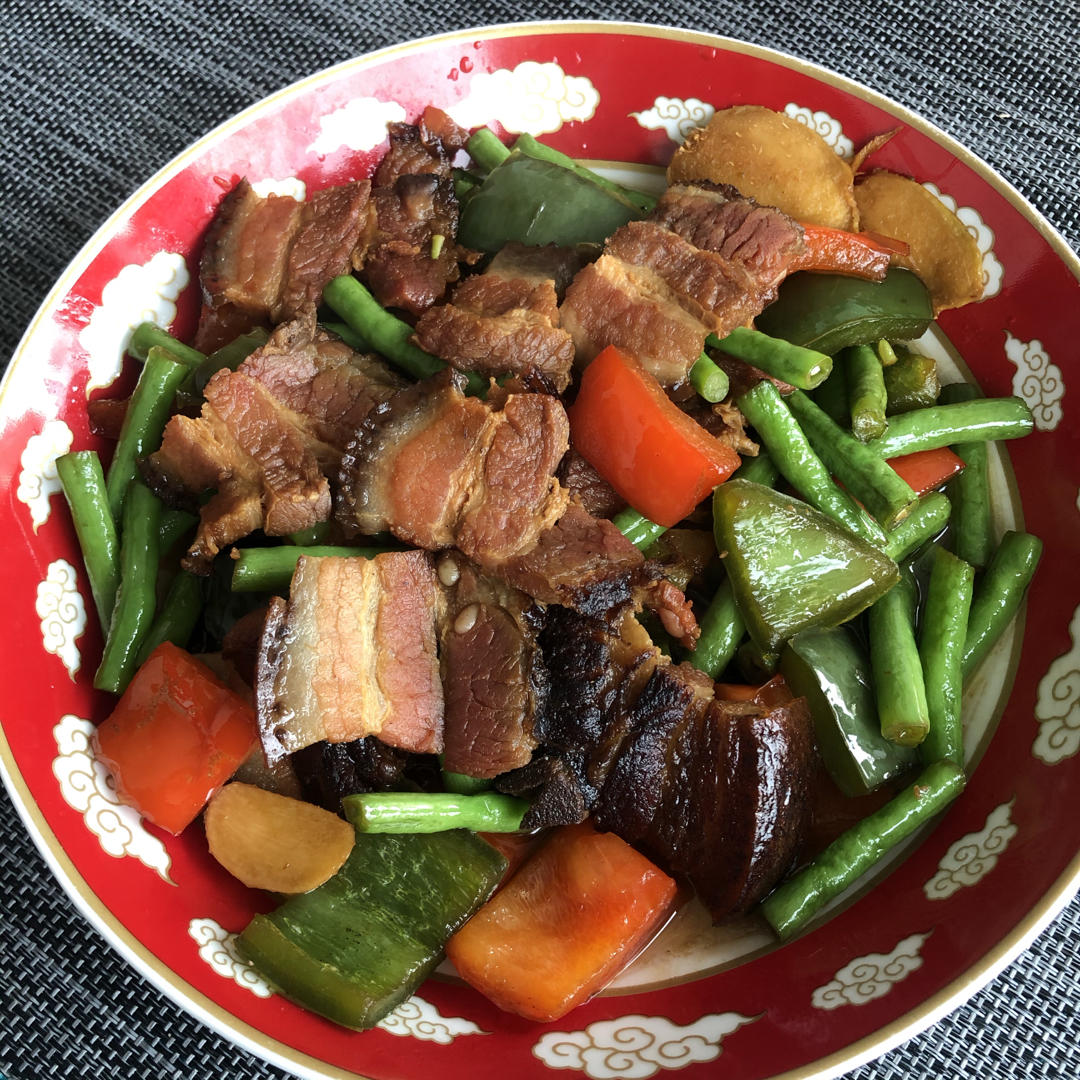 藜蒿炒烟熏腊肉