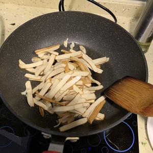 快手菜香干炒香芹(芹菜，欧芹)的做法 步骤4