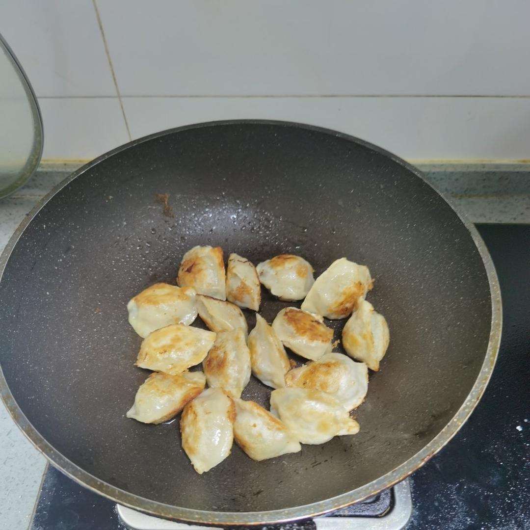 冰箱冷冻水饺做煎饺