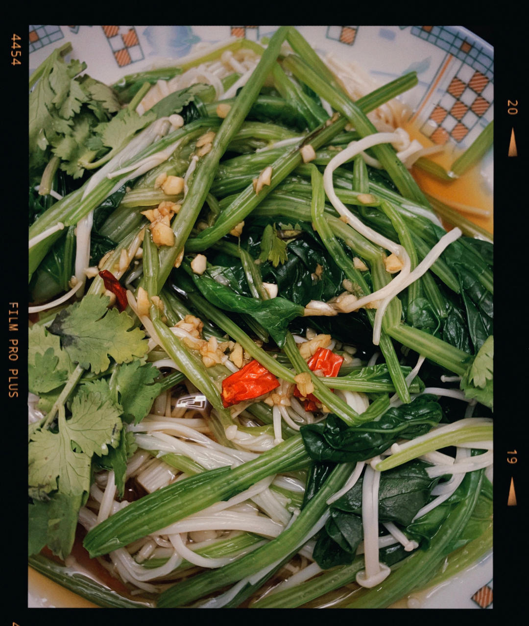 解馋减脂餐！酸辣开胃又下饭的菠菜拌金针菇