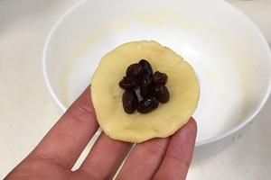 蜜豆一口酥 酥的掉渣渣的做法 步骤7