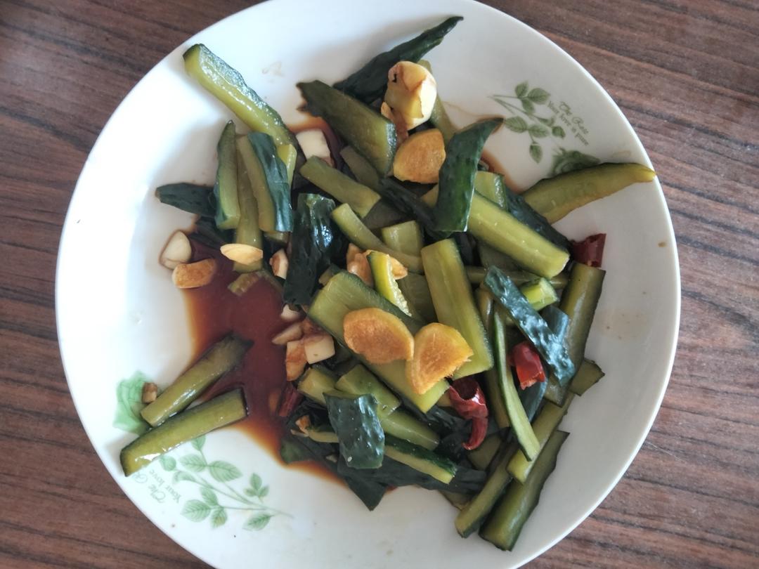 分享两个爽口好吃的凉菜，醉鸡和腌黄瓜