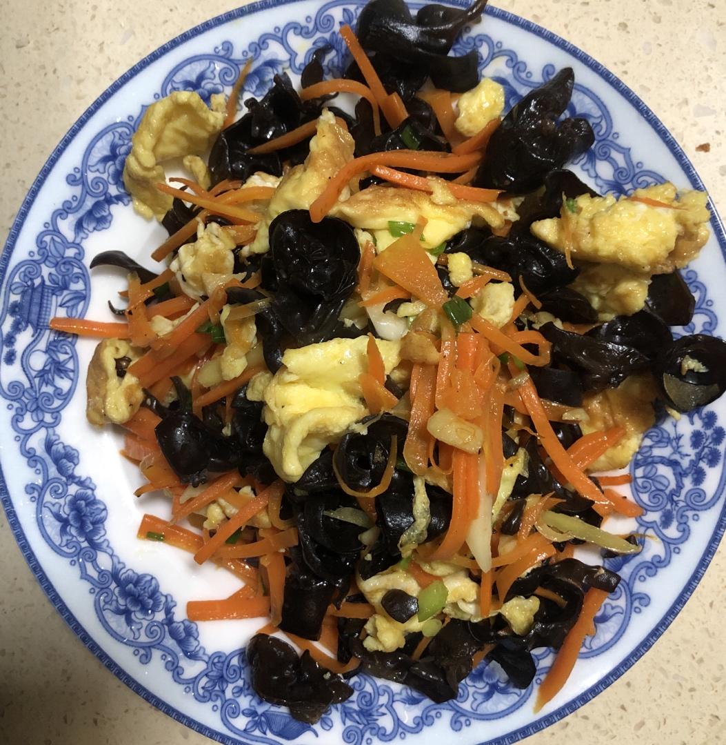 巨好吃的木耳红萝卜炒鸡蛋