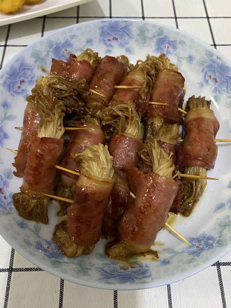 好吃到舔盘子的培根金针菇卷
