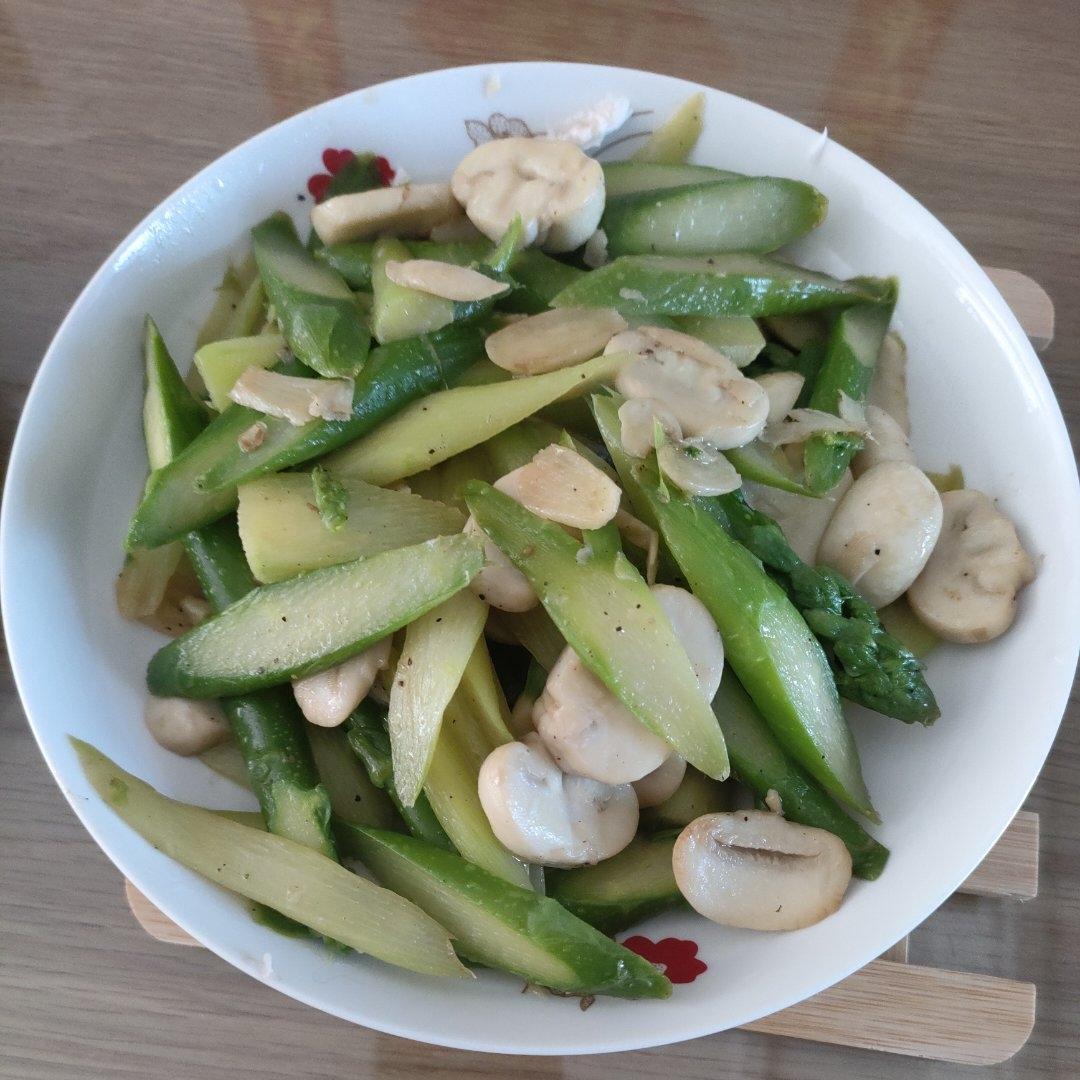 芦笋炒口蘑，口蘑鲜美，芦笋脆嫩。一学就会营养家常菜[味好美香辛时今菜]