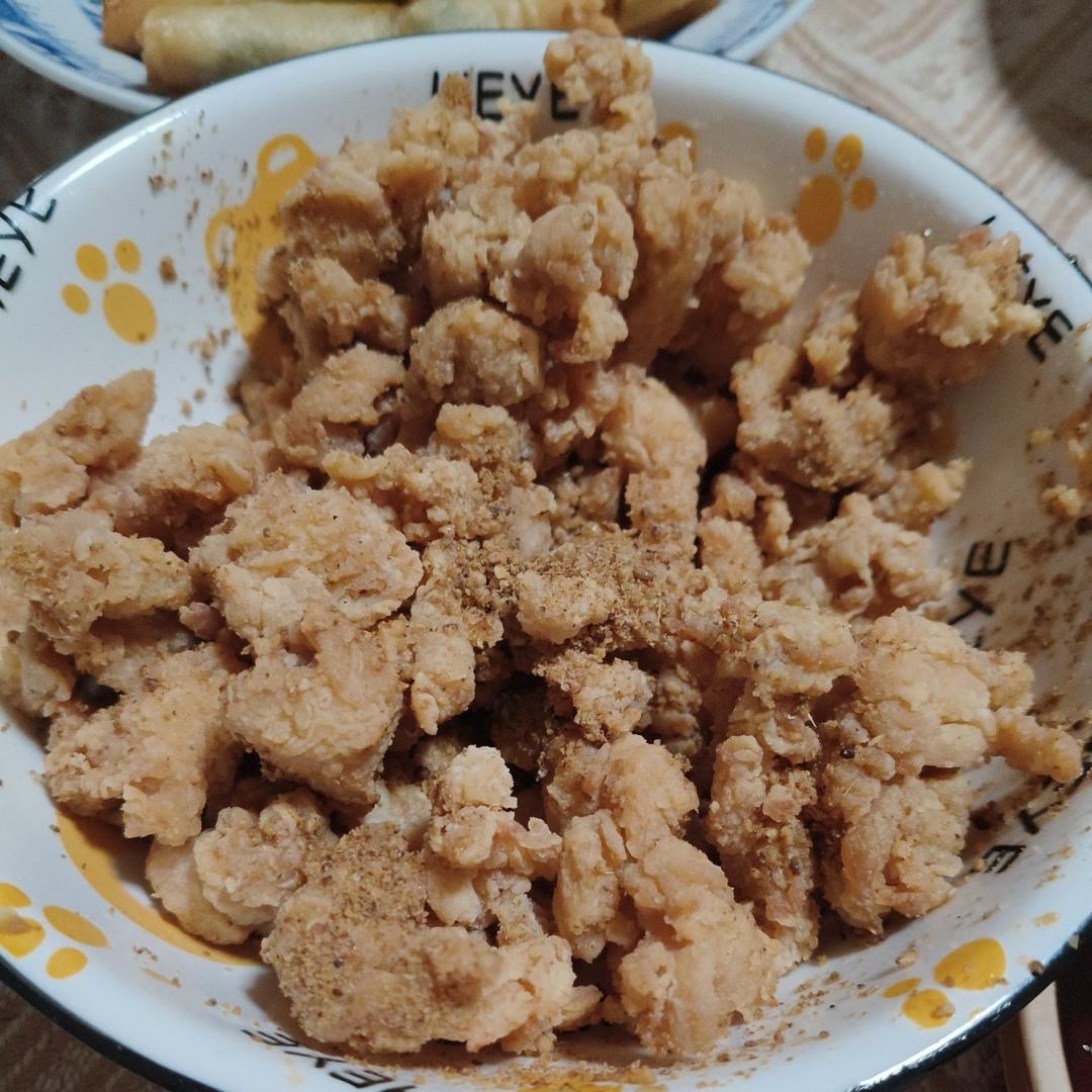 上餐桌就空盘的炸鸡柳