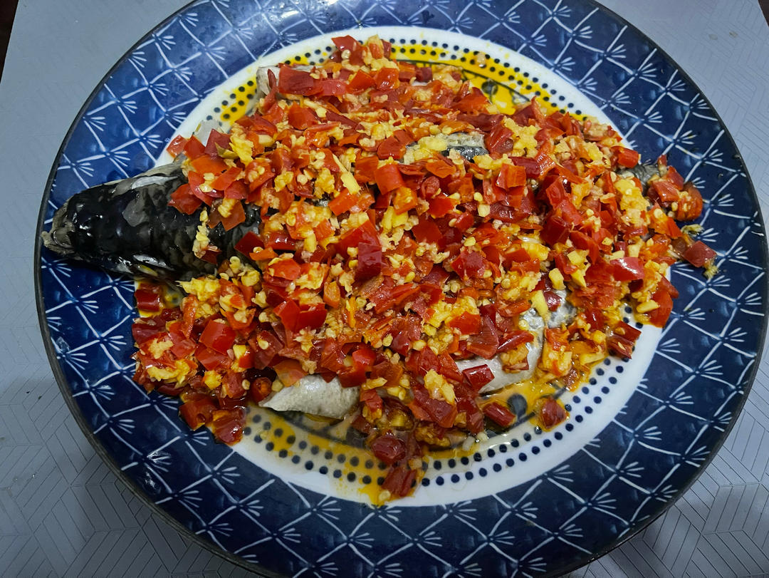 厨师长教你：“剁椒蒸鲤鱼”的做法，剁椒辣味醇厚，鱼肉鲜香细嫩
