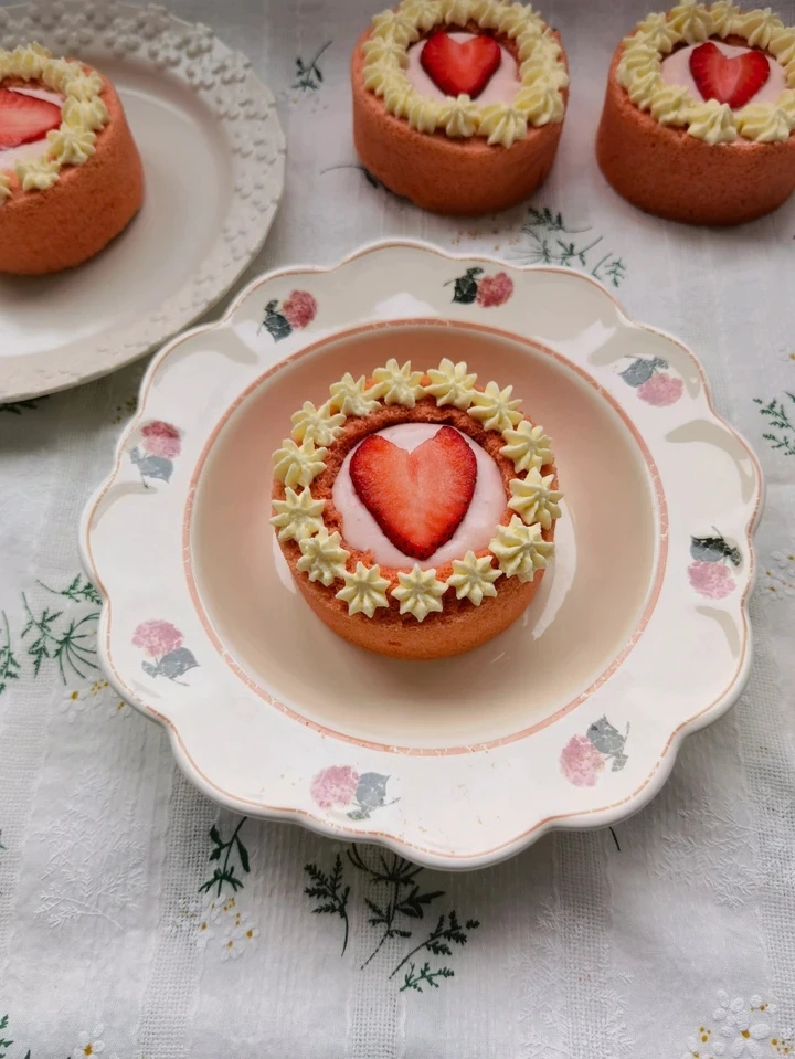 草莓慕斯蛋糕卷
