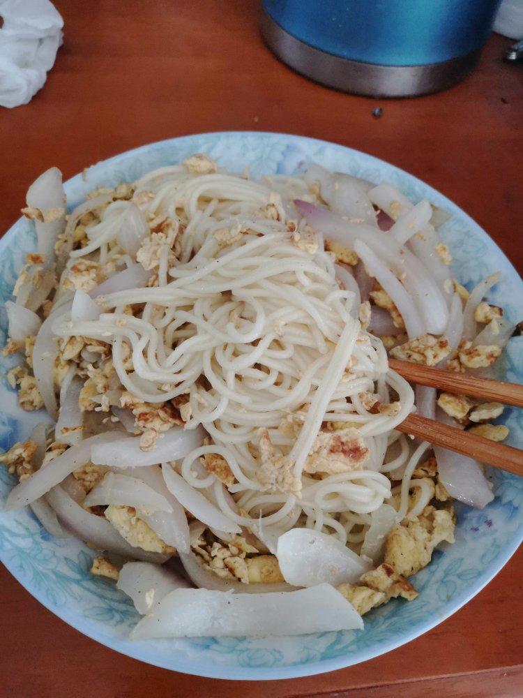洋葱鸡蛋面