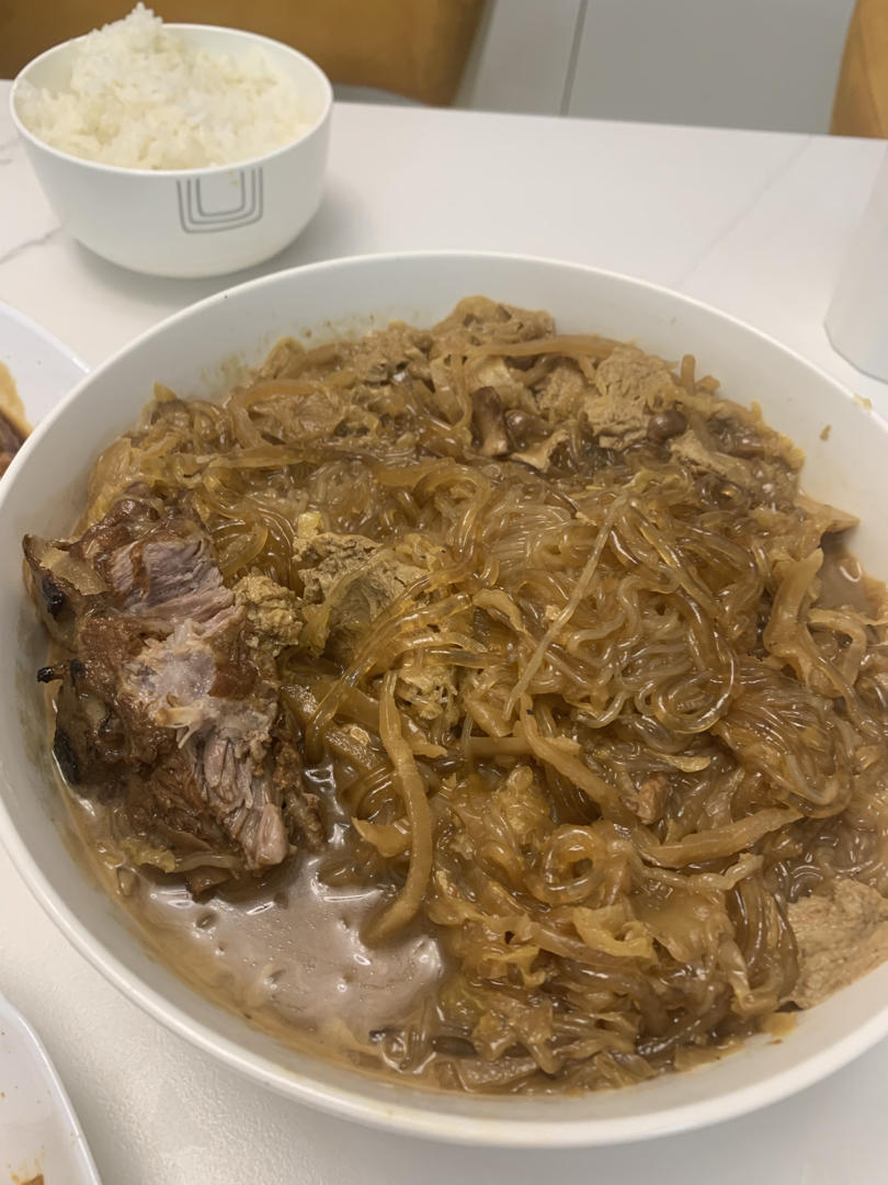 暖身东北酸菜炖大骨头