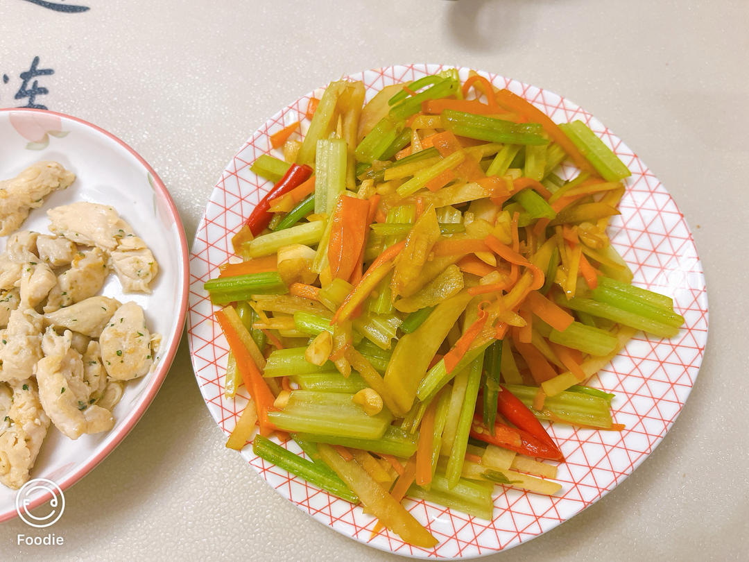 简单美味的家常菜！土豆丝炒芹菜