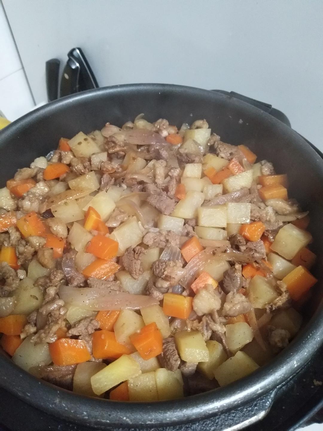 喷香羊肉焖饭