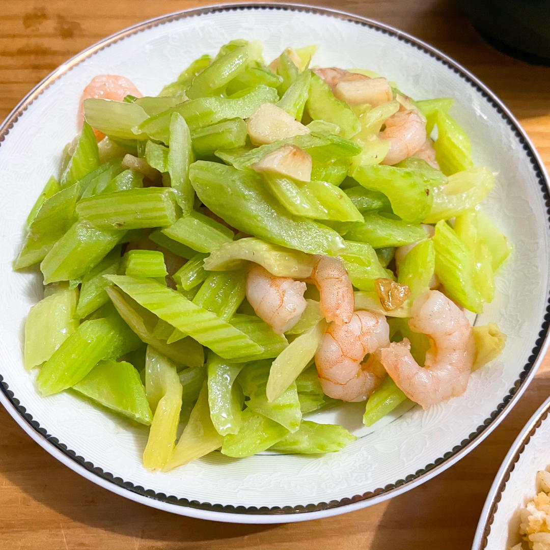 怎样炒出饭店级别的幼嫩西芹（附正确的西芹处理手法）