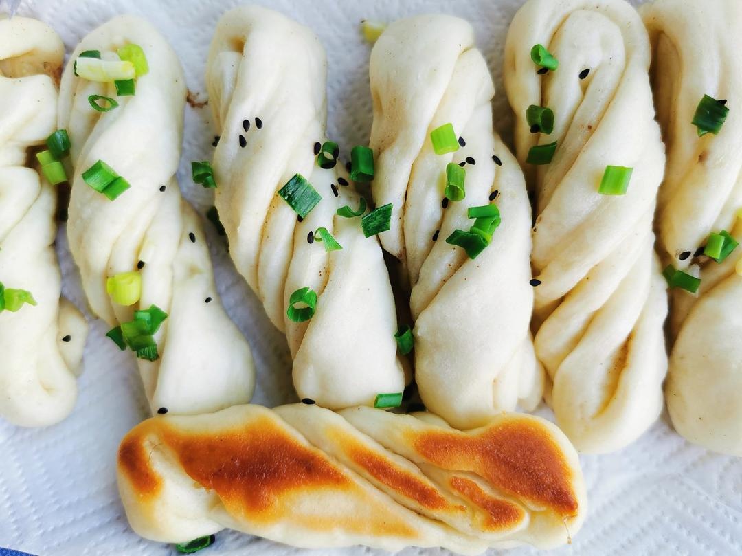 简单快手早餐美食~生煎小花卷