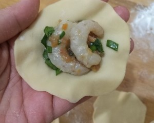 鲜虾韭菜饺子
      
