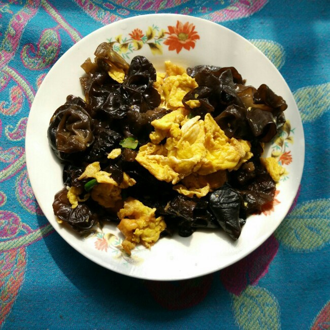 宝嘟嘟妈咪做的黑木耳炒鸡蛋