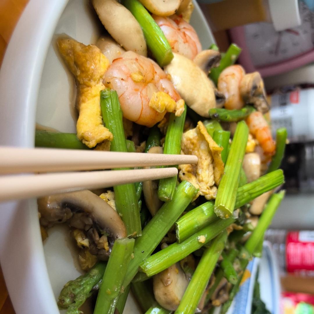芦笋炒口蘑，口蘑鲜美，芦笋脆嫩。一学就会营养家常菜[味好美香辛时今菜]