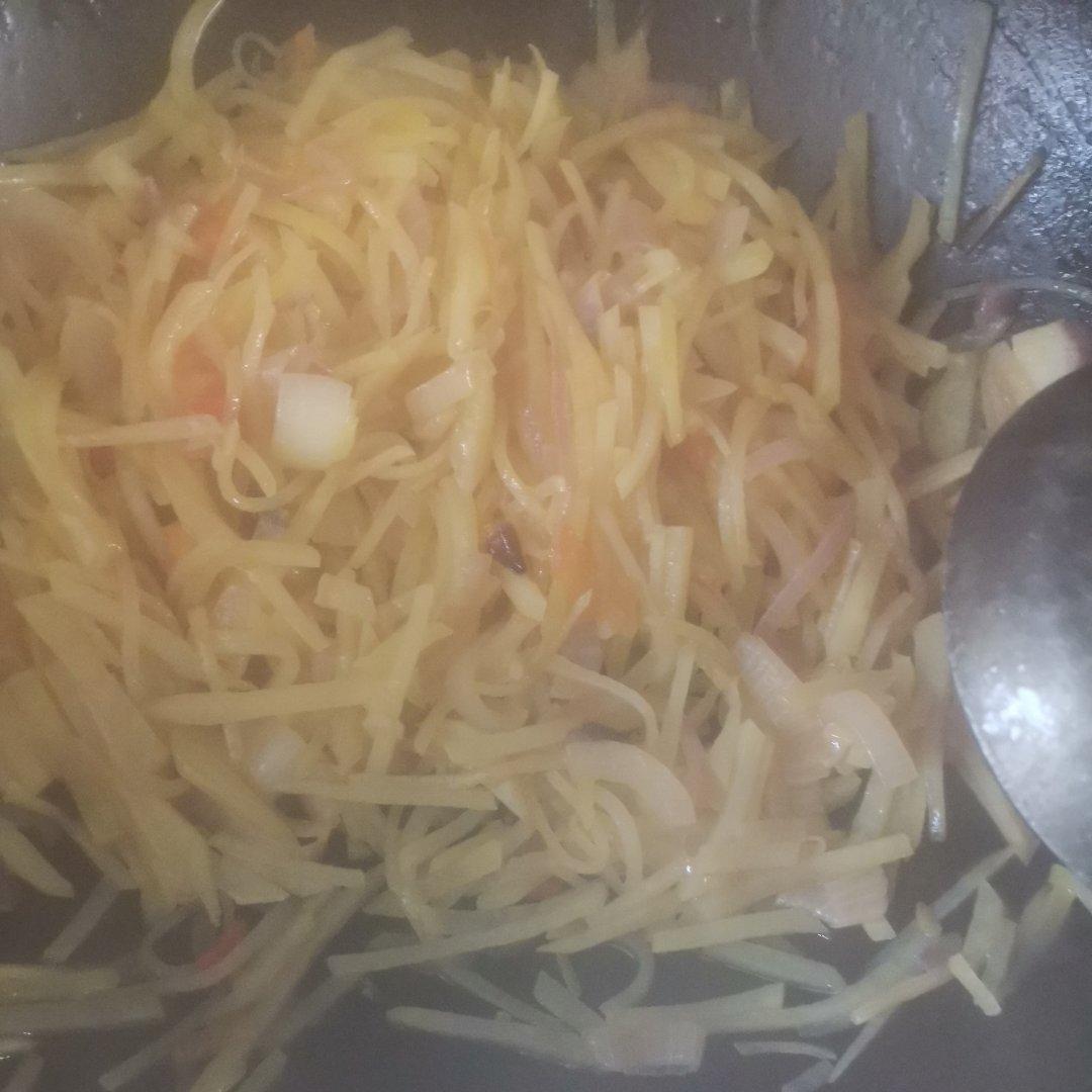 新疆土豆丝拌面