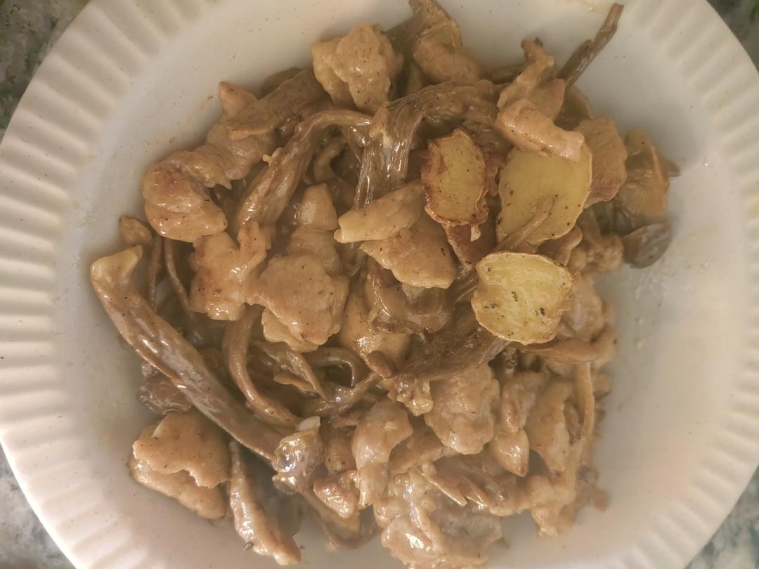 新鲜茶树菇炒肉