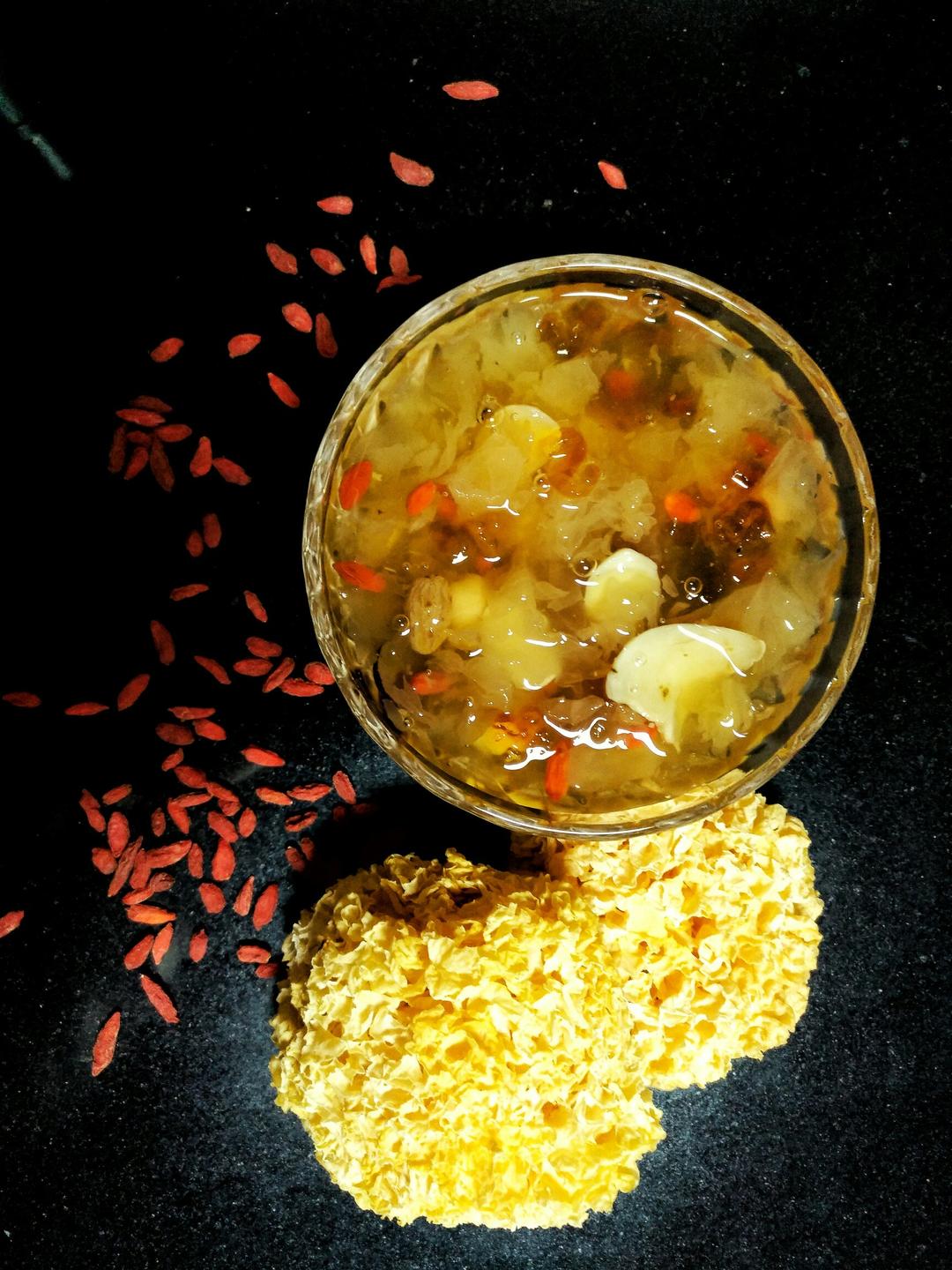 满满胶原蛋白的银耳汤