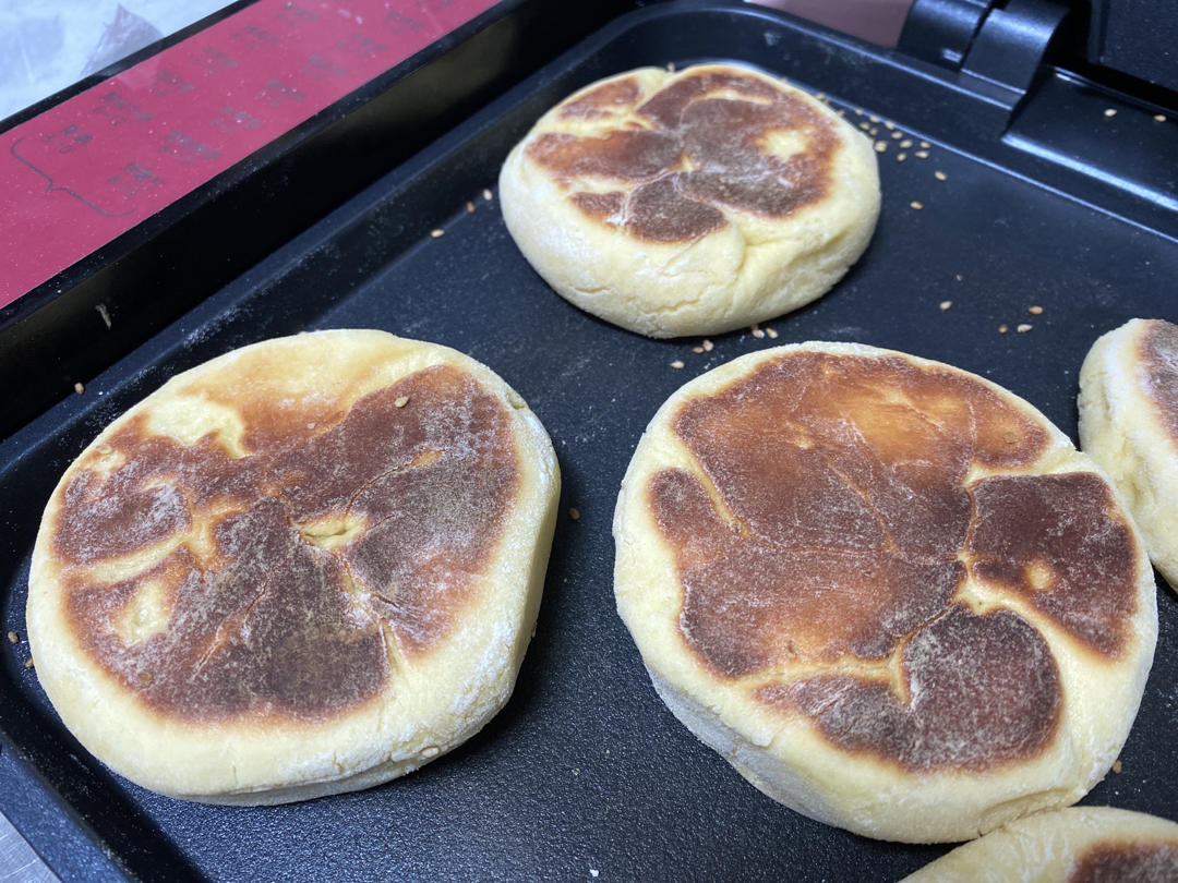 大米粉 十 鸡蛋 十 牛奶   这样做饼是外皮酥脆   内里暄软  相当好吃  大米粉  奶香  鸡蛋发面饼