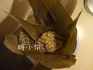 【香菇脆骨卤肉粽子】塔形粽包法的做法 步骤13