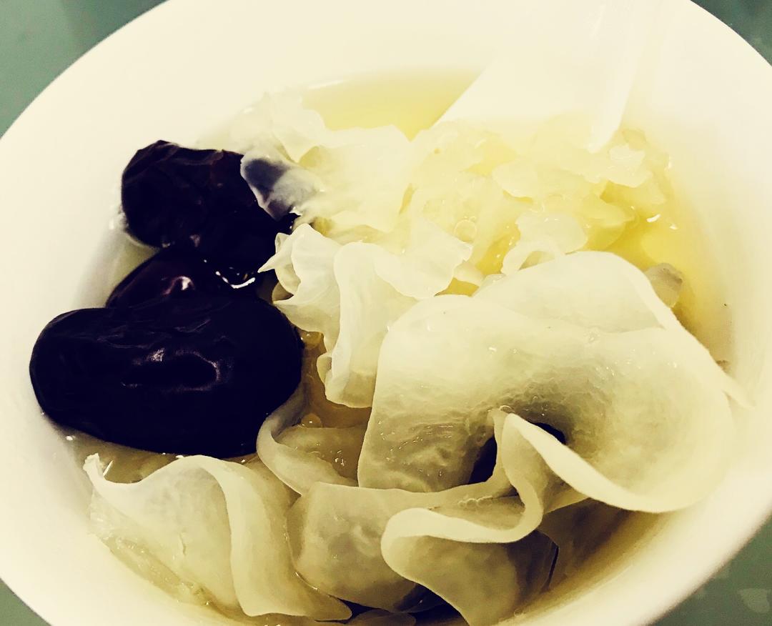 冰糖银耳红枣汤