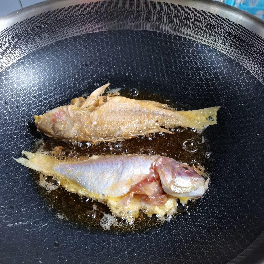 香煎小红鱼