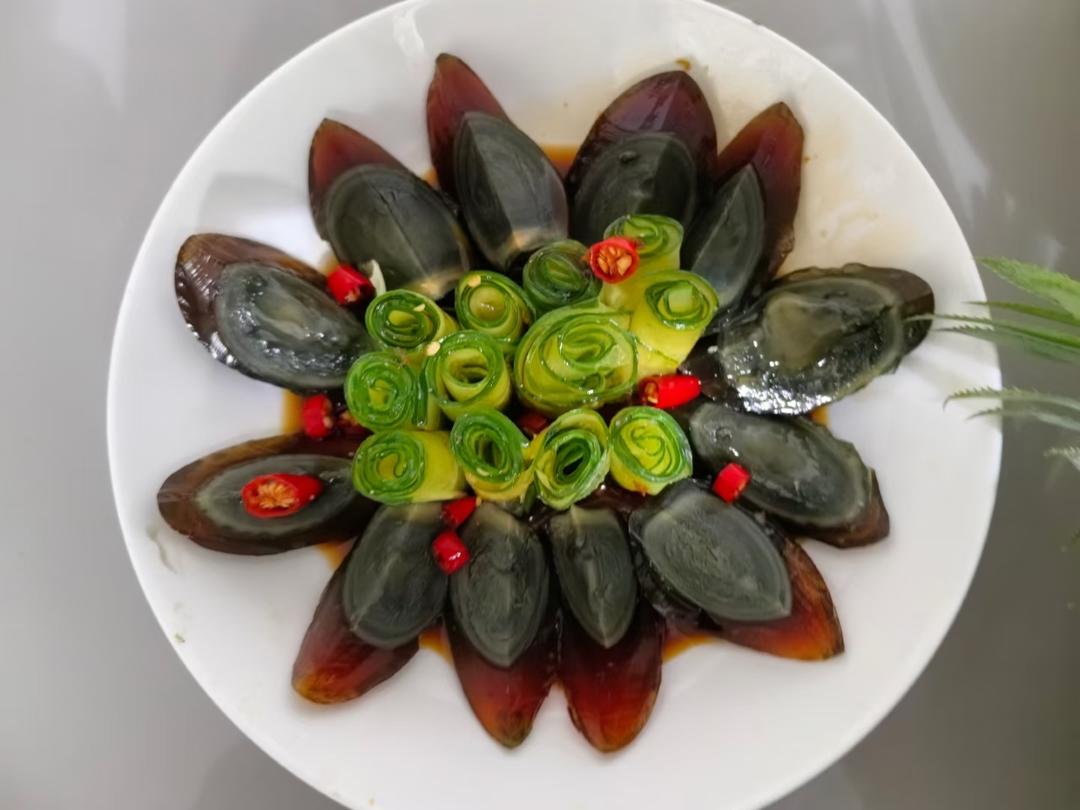 三分钟快手开运年菜黄瓜拌皮蛋