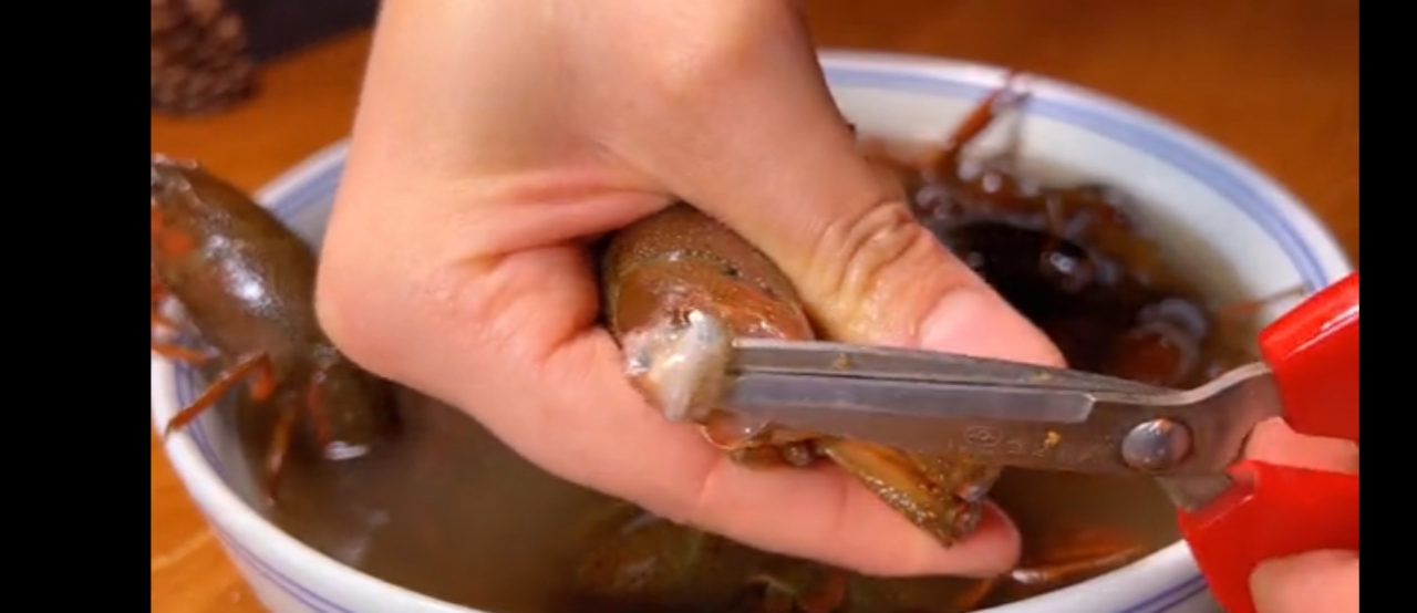 如何清洗小龙虾的做法 步骤5