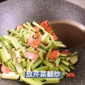 芹菜炒火腿，好做又低脂的做法 步骤5
