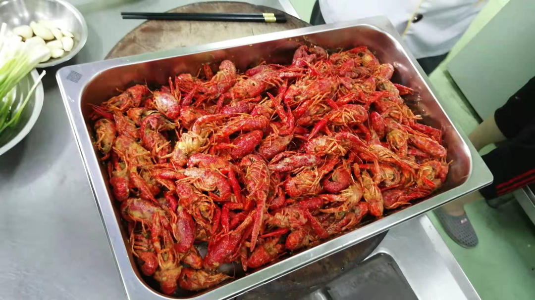 蒜香咸蛋黄小龙虾