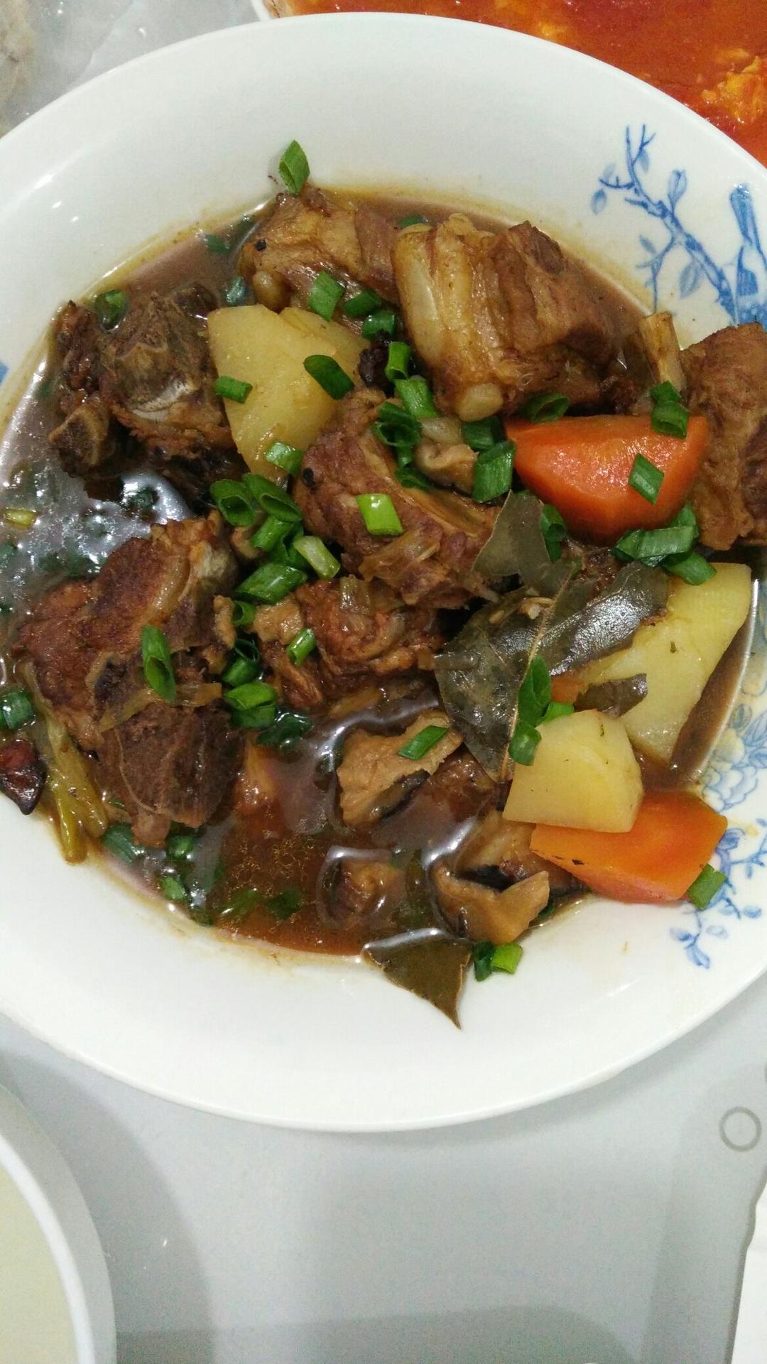 菌香土豆炖排骨，这样做味道更鲜香