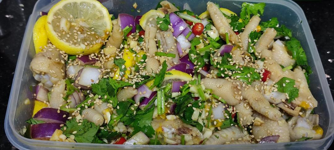 网红柠檬鸡爪，真的好吃到爆，做法十分简单