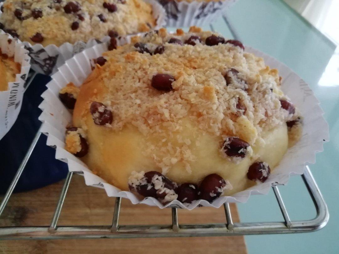 椰蓉蜜豆泡浆面包