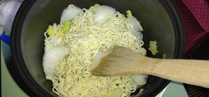 电煮锅·白菜炒面的做法 步骤9