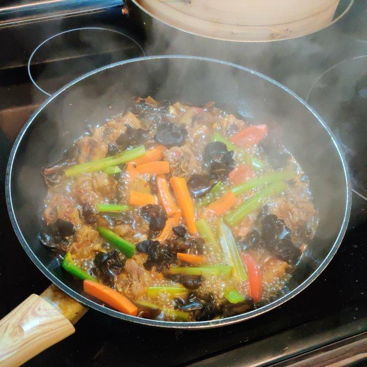 传统正宗的啤酒鸭配方和做法，鲜嫩香浓，只需炒千万不要焯水