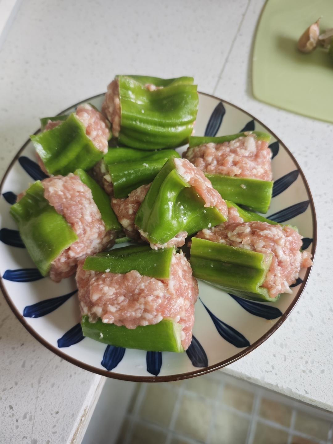 下饭菜“青椒酿肉”，香糯多汁鲜嫩下饭