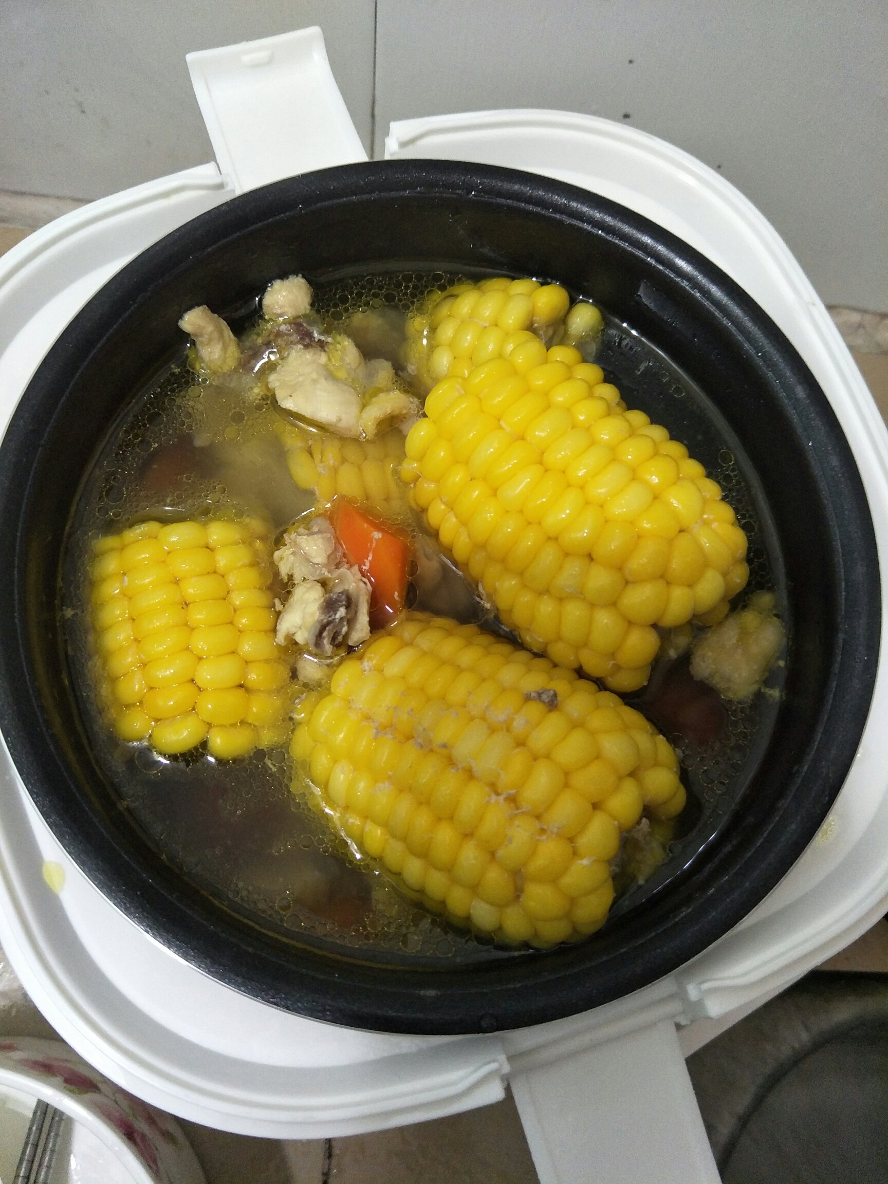 胡萝卜玉米鸡汤