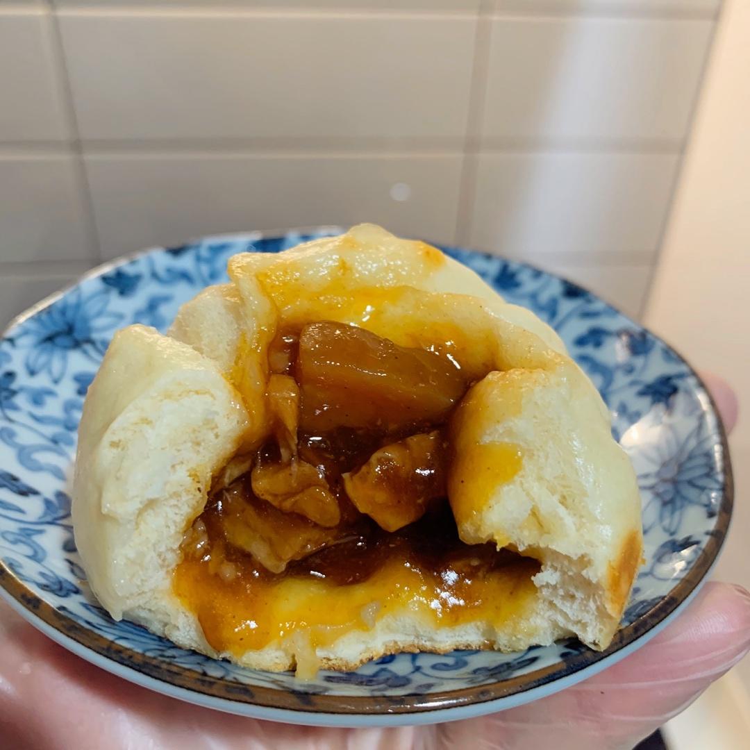 云朵般松软爆浆蜜汁叉烧包